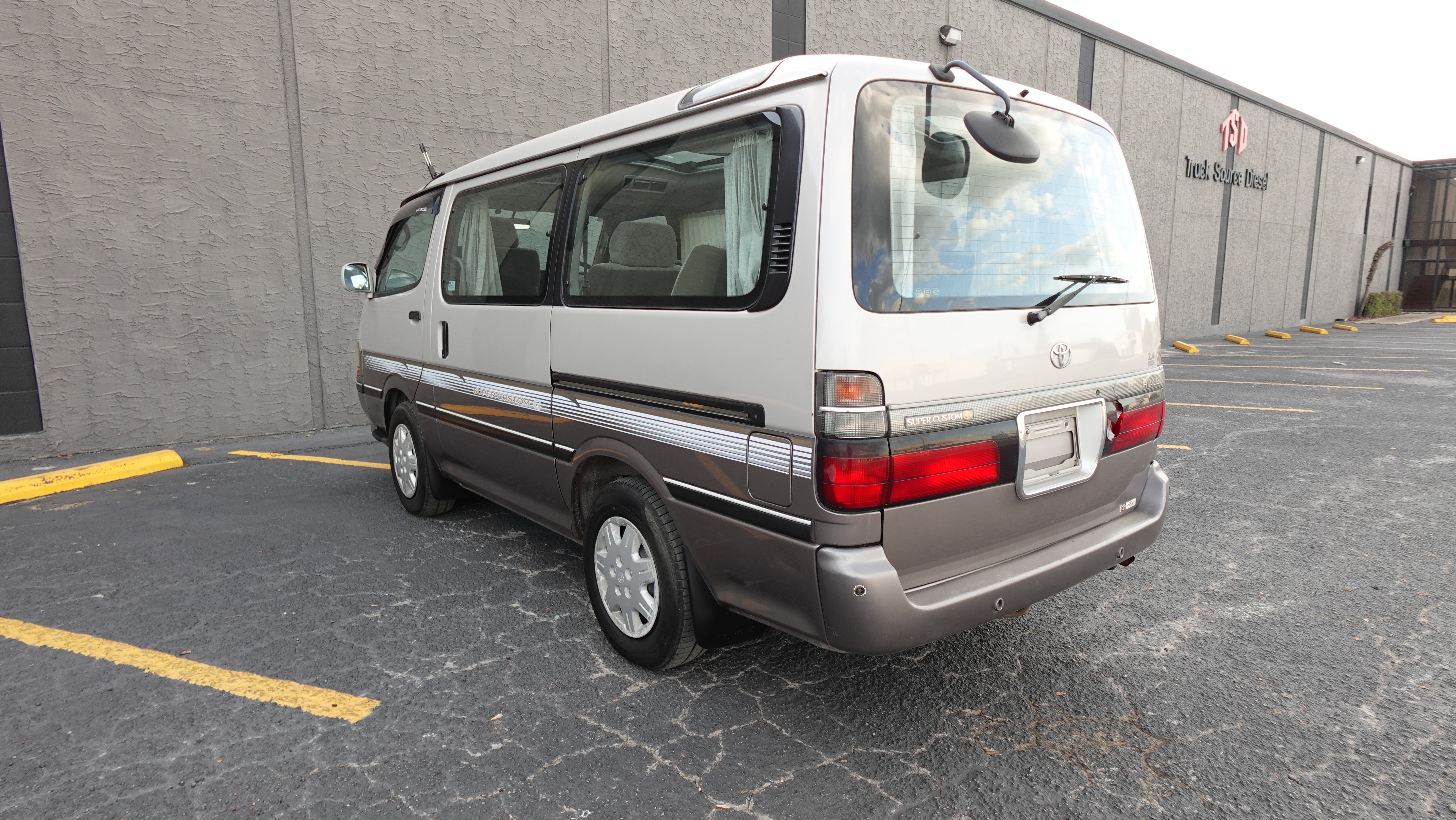 JDM 1996 Toyota Hiace Super Custom G 2.4L